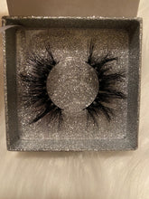 Load image into Gallery viewer, Classy 25 MM
